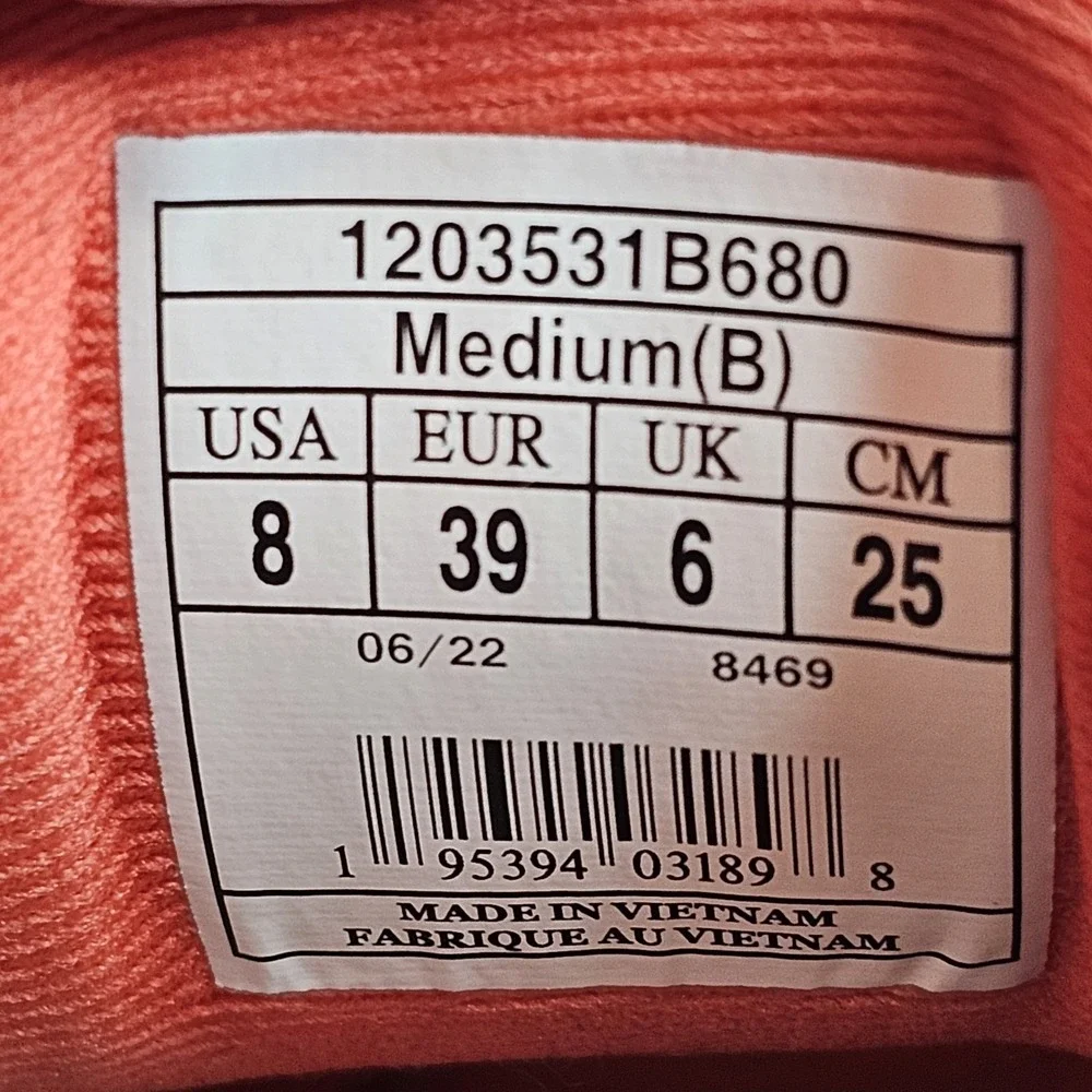 Brooks Adrenaline GTS 22 Women Size 8B Running Shoes Orange Coral